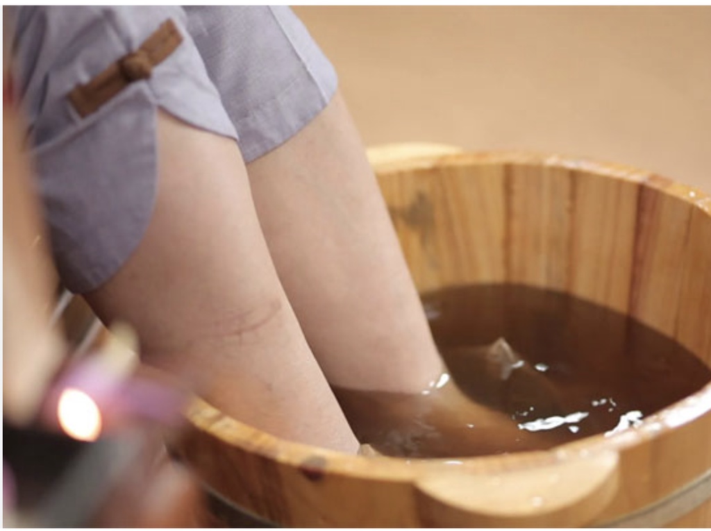 Mua muối ngâm chân