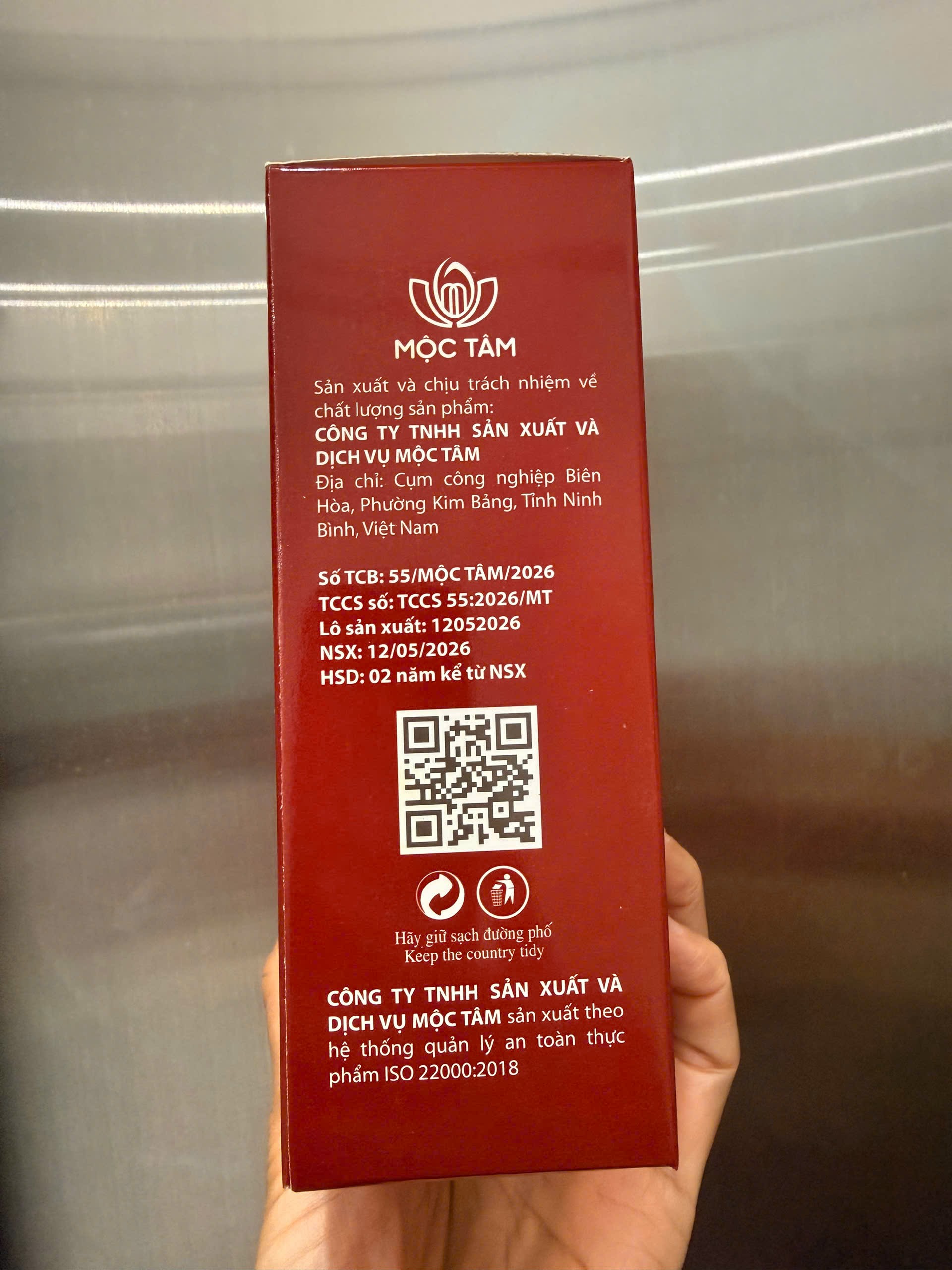 Mặt hông hộp Trà Cỏ Máu Mộc Tâm ghi nhà sản xuất và số lô