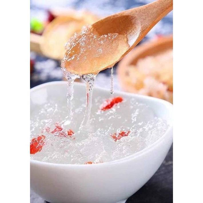Tuyết yến sau khi ngâm nở, múc bằng thìa gỗ